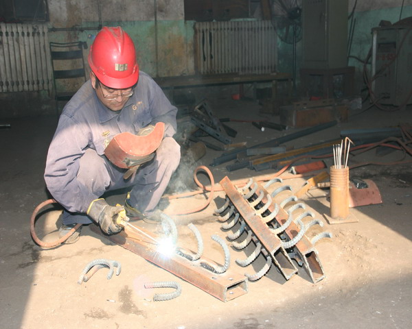 利用废旧锚杆焊接井下电缆挂钩.jpg