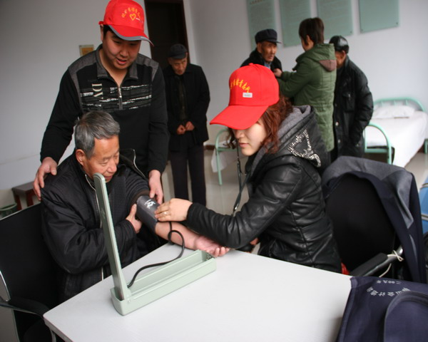 给老人测量血压.jpg