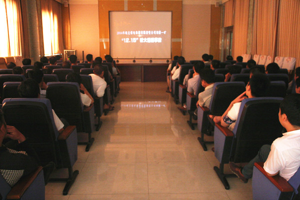 1崔庄煤矿开展警示教育、集体宣誓活动 (1)_副本.jpg