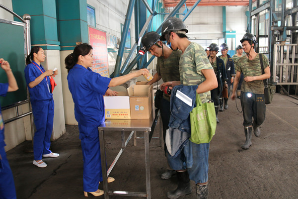 崔庄煤矿“防暑降温送清凉”活动圆满结束 (1)_副本.jpg