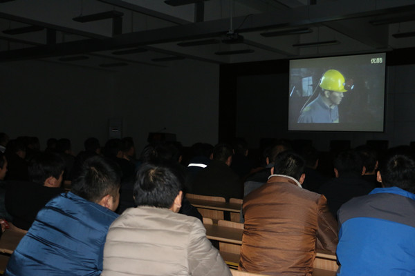 泗河煤矿:《金牌班长》激活力 创新形式筑根基_副本.jpg