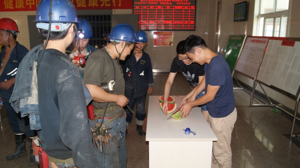 永胜矿开展“夏日送清凉”活动 (1).JPG