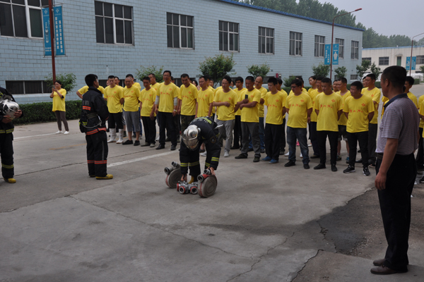 微山湖酒业公司开展雨季四防和消防逃生应急演练 (6).jpg