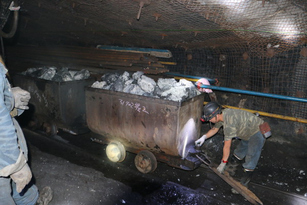 检出的矸石用矿车运输升井.jpg