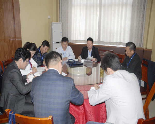 机关部室代表团讨论三个文件、一个报告.jpg